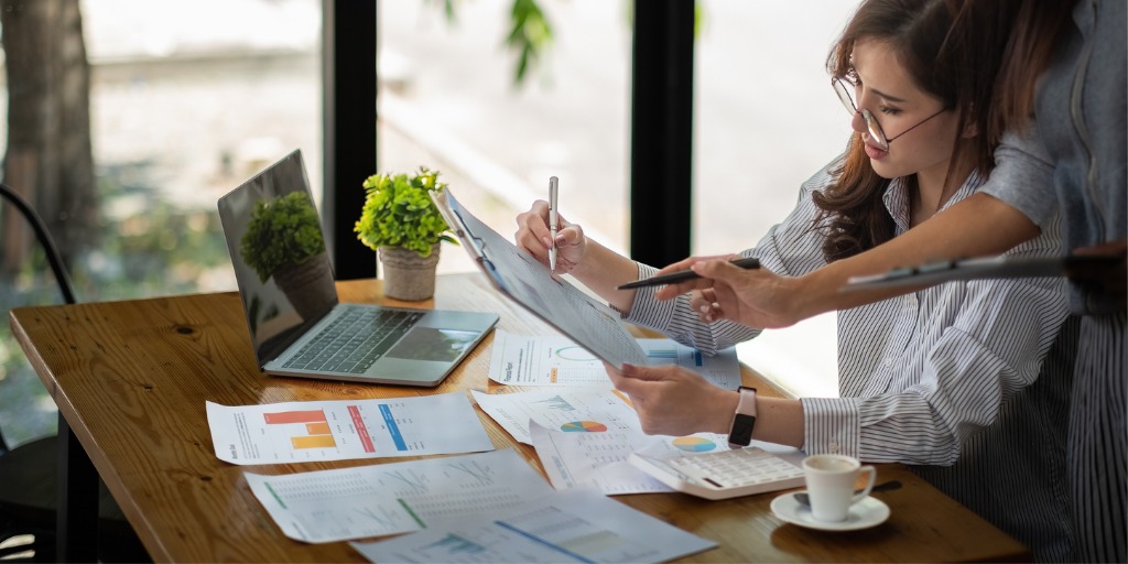 Equipe analisando sistema de gestão financeira.