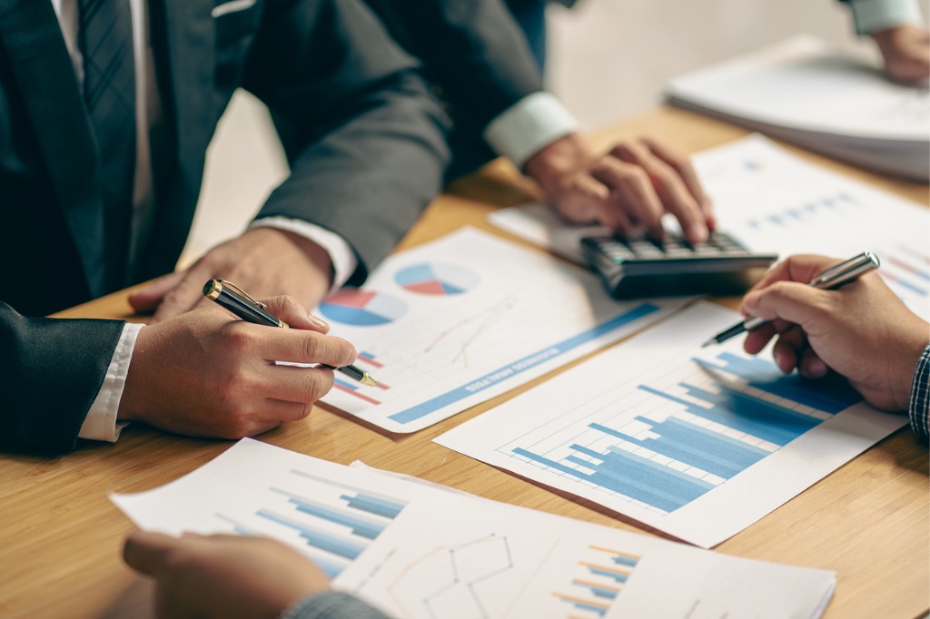 Gerente examinando documentos para due diligence
